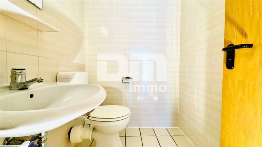 Schöne zentral gelegenes Büro mit zwei Balkonen und Tiefgaragenstellplatz - WC